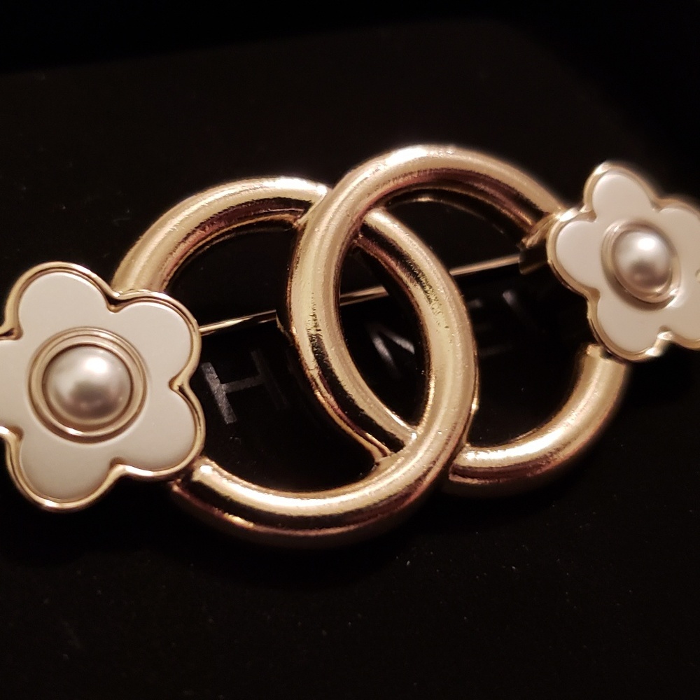 ✔✔SOLD✔✔Authentic Chanel 18P Brooch